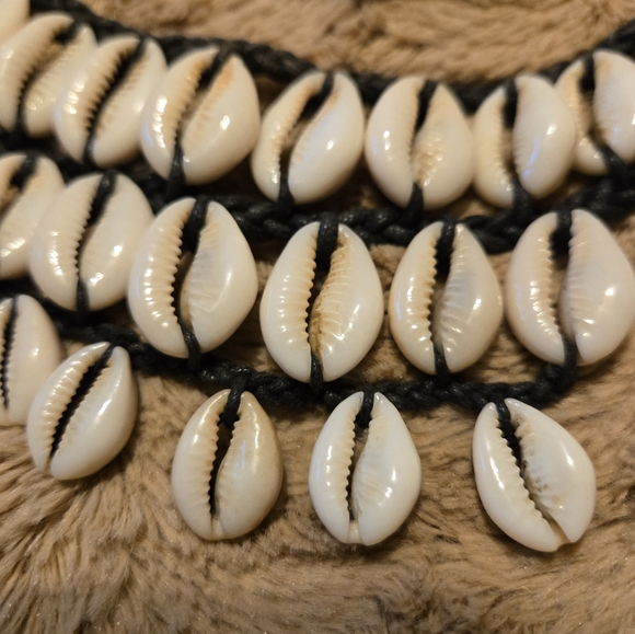 Cockle Shell Chocker and Earring Set - Picture 2 of 4